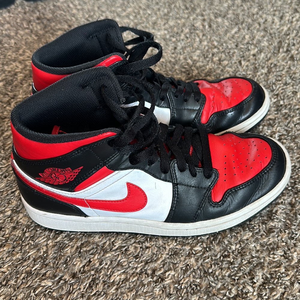 Pre-Owned Nike Air Jordan Retro 1 Mid. Size 8.